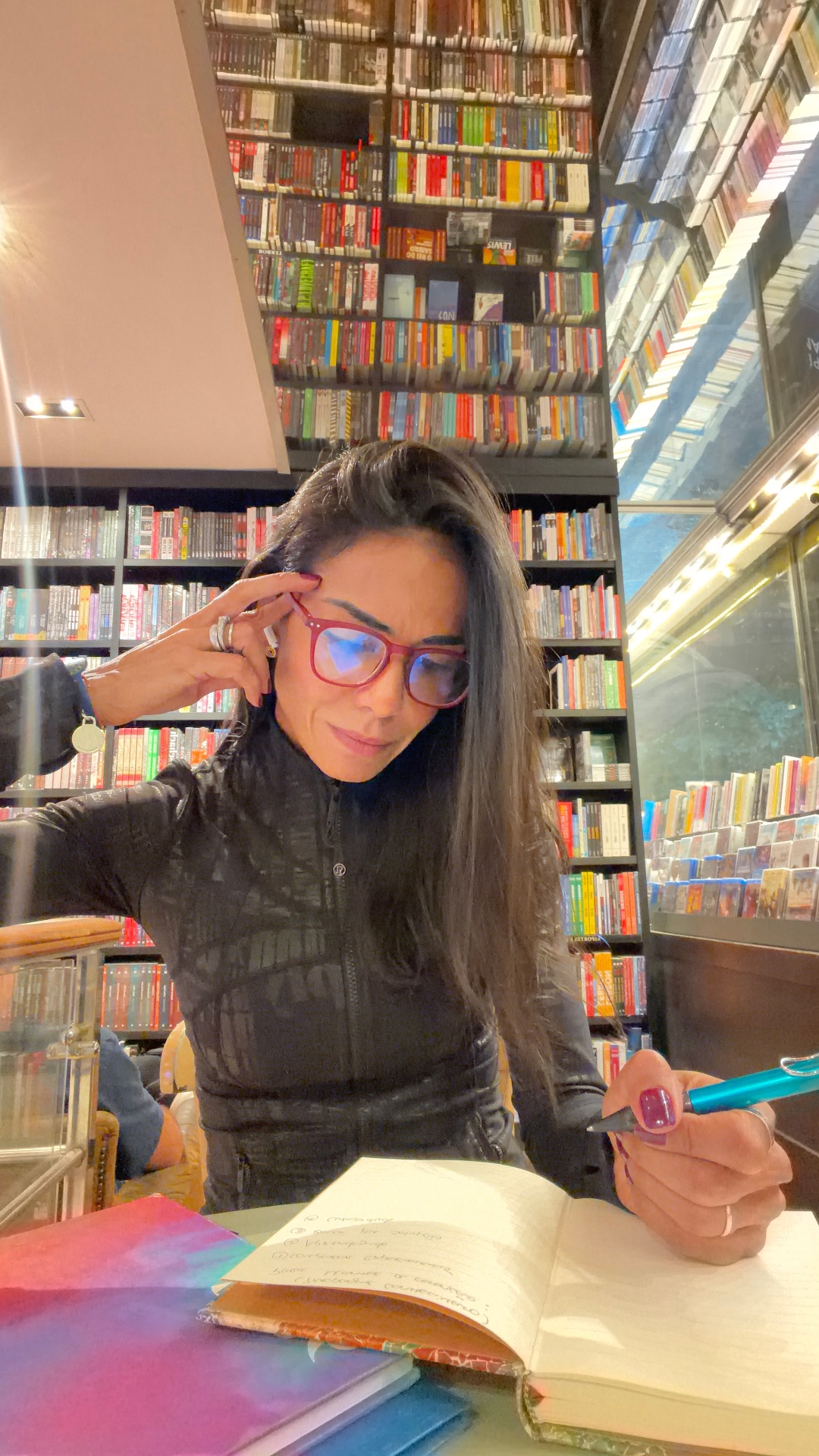 Lhyo escrevendo em uma livraria